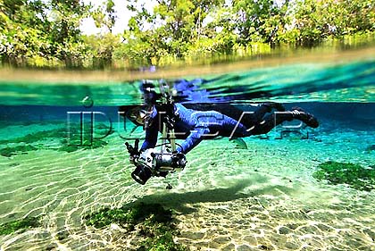 Fotógrafa explora o fundo do Rio Olho Dágua - Bonito