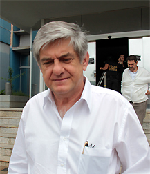 Medico Adalberto Siufi saindo da polícia federal em Campo Grande