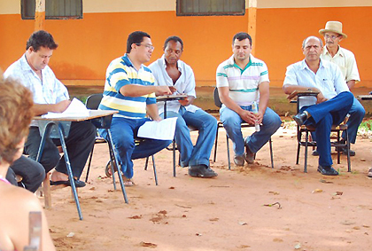 Prefeito Douglas e secretários Valdevino e José Edson reunidos com os produtores que trabalharam na Festa de 2012