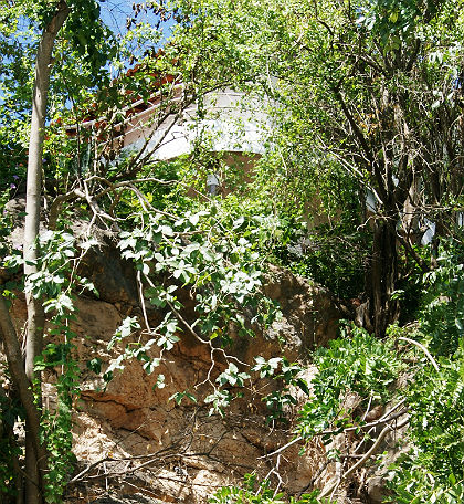 Até mesmo casas de luxo correm o risco de deslizar. Fotos: André Navarro