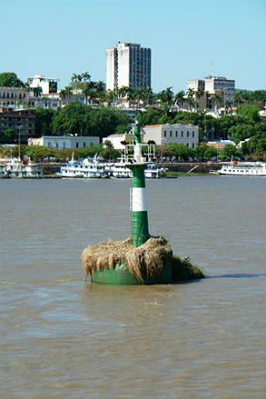 A base do farol Balduíno em frente ao Porto de Corumbá está fora da água. Foto: Andrè Navarro