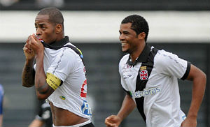 Dedé (E) comemora gol contra o Quissamã: despedida 