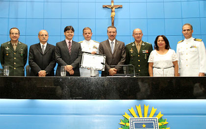 General Samuel Rocordi, Chefe do Estado Maior do Comando Militar do Oeste; Wantuir Jacini, Secretário de Justiça; Paulo Duarte, prefeito de Corumbá; Contra-Almirante Marcio Ferreira de Mello; deputado Paulo Corrêa; General de exército João Francisco Ferreira, Comandante Militar do Oeste; Irone Barbosa, Procuradora de Justiça e Capitão de Mar e Guerra Rubem Veloso, Comandante da Base Fluvial de Ladário.