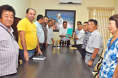 Membros da Associação Cultural e Esportiva Nipo Brasileira de Aquidauana (ACENBA) foram recebidos pelo prefeito Douglas