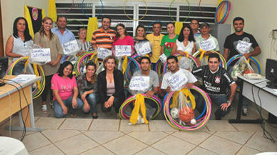 A Secretaria Municipal de Educação entregou vários kits com materiais esportivos e lúdicos
