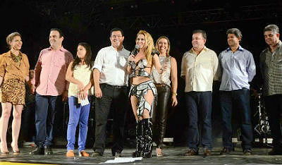 Joelma recebendo prefeito, primeira-dama e deputados no início do show