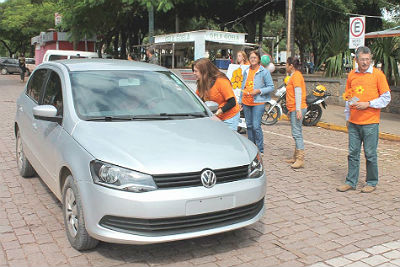 A atividade de conscientização alertou motoristas e pedestres que passavam pelo local (Kléverton Velasques)