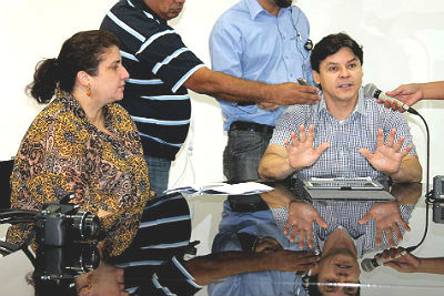 Ao lado da secretária de Fazenda e Planejamento, prefeito fala sobre o IPTU Progressivo (Foto: Kleverton Velasques)