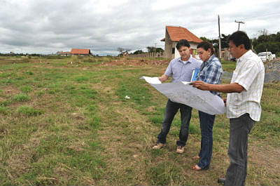 Paulo Duarte vistoriou diversas obras nesta quinta-feira (Foto: Marcos Boaventura)