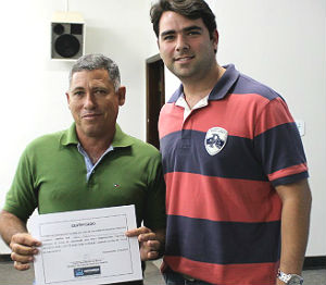 O artesão Átila Molnar recebe o diploma de capacitação de MEI (Foto: Kleverton Velasques)