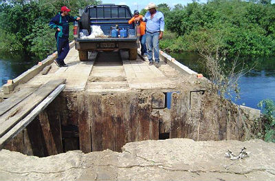 Segundo Anache, é o excesso de peso que ajuda a danificar as pontes de madeira 