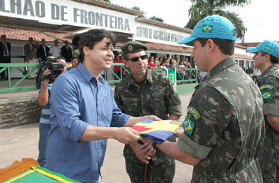 Prefeito entrega bandeira de Corumbá para a tropa (Foto: Kleverton Velasques)