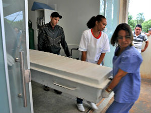 Corpo de indígena morto em conflito é retirado de hospital. (Foto: Marcos Tomé/ Região News)
