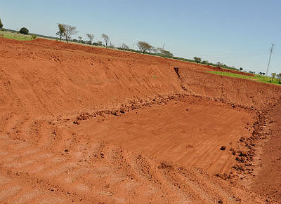 Escavação semelhante à que será realizada para a construção do aterro sanitário em Jardim 