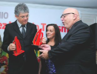 Governador Ricardo Coutinho recebendo a premiação