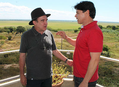 De frente para o Pantanal, o prefeito conversa com um dos maiores expoentes do Pantanal (Foto: Kleverton Velasques)