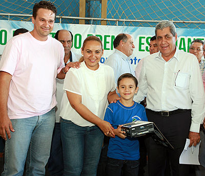 Foram entregues tablets e bicicletas para os alunos