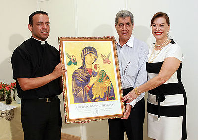 Padre Dirson Gonçalves presenteou o governador e a primeira dama com o ícone