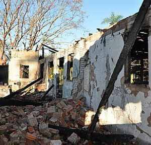 Sede da propriedade foi inteiramente queimada; um índio morreu no conflito. Foto: Marcos Tomé - Região News/AE