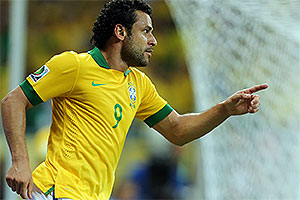 Fred marca dois gols contra a Itália