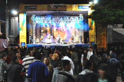 Festa começou ontem e vai até a madrugada de segunda-feira (Foto: Marcos Boaventura)