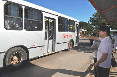 Ônibus lotado e passageiros à espera por mais de hora. Problema que prefeito quer resolver com nova licitação (Foto: Marcos Boaventura)