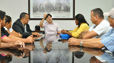 O prefeito conversa com os representantes da Associação de Feirantes de Corumbá (Foto: Marcos Boaventura)