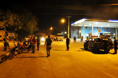Operação se estendeu até a madrugada do sábado (Foto: Marcos Boaventura) 