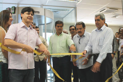 O prefeito e o Governador em cerimônia de desenlace da fita inaugural da agência Capital do Pantanal (Foto: Kleverton Velasques)
