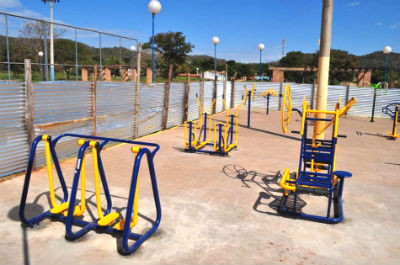 Academia na praça do Guató, primeira implantada (Foto: Marcos Boaventura)