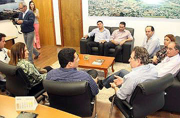 Prefeito Douglas acompanhado dos vereadores de Anastácio