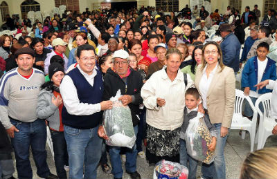 Mensalmente a prefeitura entrega centenas de cestas básicas para as famílias