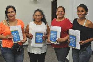 Comerciantes bolivianas participam de curso para se tornar empresas legalizadas (Foto: Marcos Boaventura) 