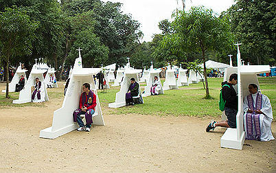 Peregrinos visitam parque na Quinta da Boa Vista, onde o papa Francisco recebeu a confissão de cinco jovens