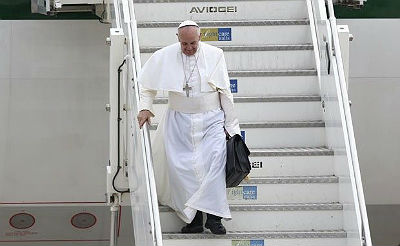 O Papa Francisco desembarca nesta segunda-feira no aeroporto Ciampino, em Roma