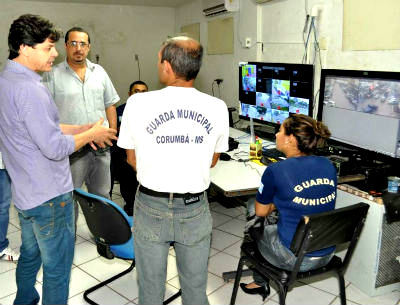 Paulo Duarte visita a central de videomonitoramento da Guarda Civil Municipal (Foto: Marcos Boaventura) 