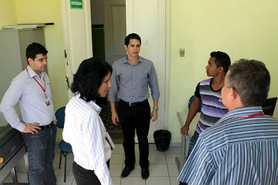 Cristiano Xavier e Dinaci Ranzi percorream todos os setores da Santa Casa de Corumbá (Foto: Kleverton Velasques) 