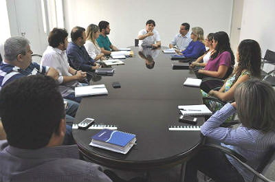Prefeito conversa com representantes dos setores de gestão de medicamentos (Foto: Marcos Boaventura)