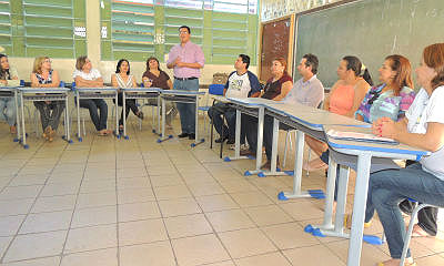 Douglas ladeado pelos professores e equipe administrativa