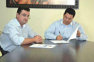 Diretor-geral do Banco da Gente, Márcio Laabs e prefeito Douglas