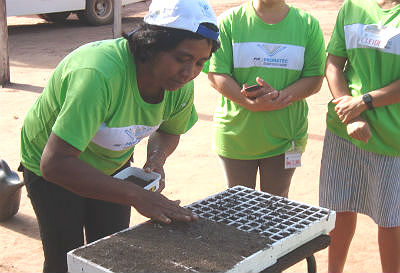 Aluna da comunidade indígena Cruzeiro, durante curso de Horticultor Orgânico