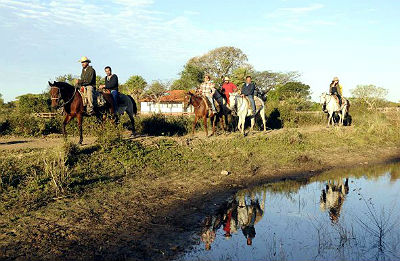 Em momento de folga, atores curtem as belezas pantaneiras durante uma cavalgada (Foto: Bolivar Porto)