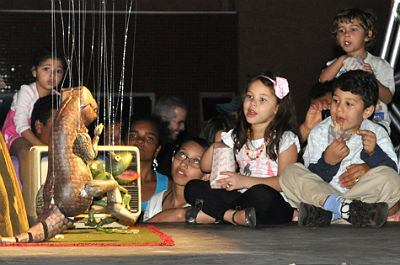 Os bonecos do Giramundo encantaram as crianças (Foto: Marcos Boaventura)