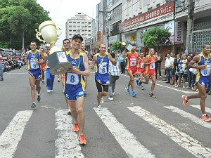Equipe vencedora da Corrida do Facho 2012 comemora a vitória com a volta dos campeões