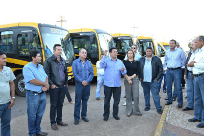 O prefeito Douglas Figueiredo afirmou estar muito feliz em poder anunciar e mostrar a comunidade a nova frota do transporte  escolar