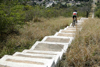 Comissário da Federação Estadual de Ciclismo testou e aprovou a descida (Foto: Divulgação/FMSC) 