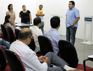 Os servidores foram recepcionados pelo secretário municipal de Gestão Pública, Luiz Henrique (Foto: Kleverton Velasques)