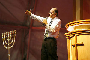 Bispo Edir Macedo, fundador da Igreja Universal do Reino de Deus, durante vigília no Rio