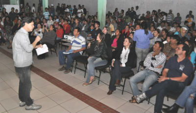 Prefeito anunciou mais benfeitorias em encontro com moradores (Foto: Marcos Boaventura)