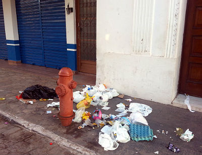 Um péssimo exemplo na Rua Delamare: lixo espalhado pela calçada após ter sido depositado no domingo por moradores 